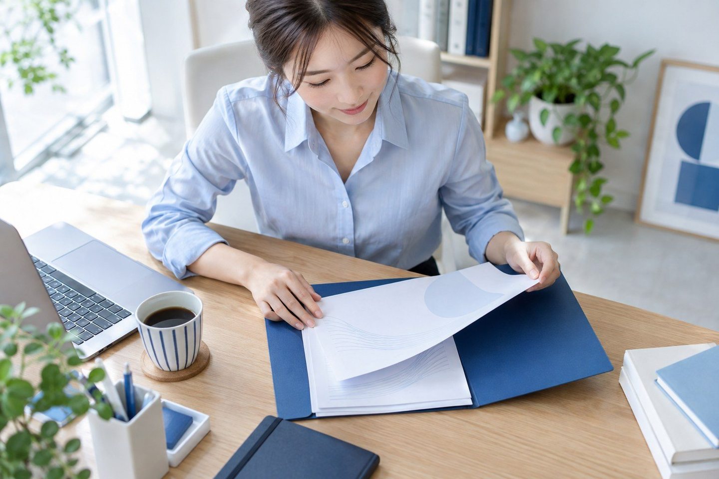 계약 문서에 내용을 표시하는 손 — 배달대행 PG사 수수료 첫 비용과 프로그램, 세무 걱정을 덜면 옮기는 길이 보여요.